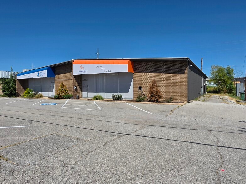 More Photos Of 6839 E 40th St, Tulsa Showroom For Sale