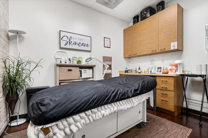 More Photos Of 27871 Smyth Dr, Santa Clarita Medical For Sale