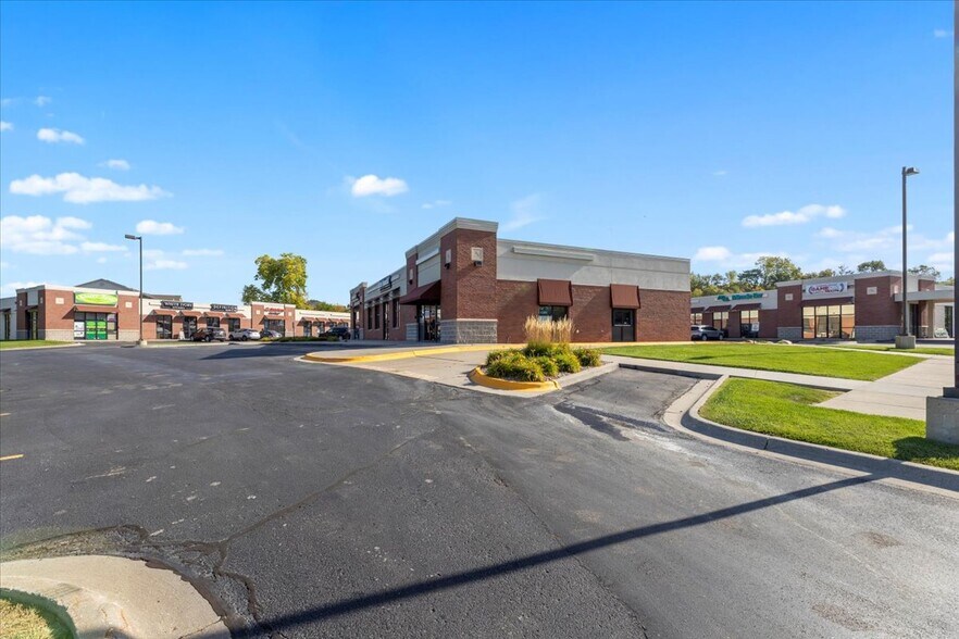 More Photos Of 928 Valley View Dr, Council Bluffs Storefront For Lease