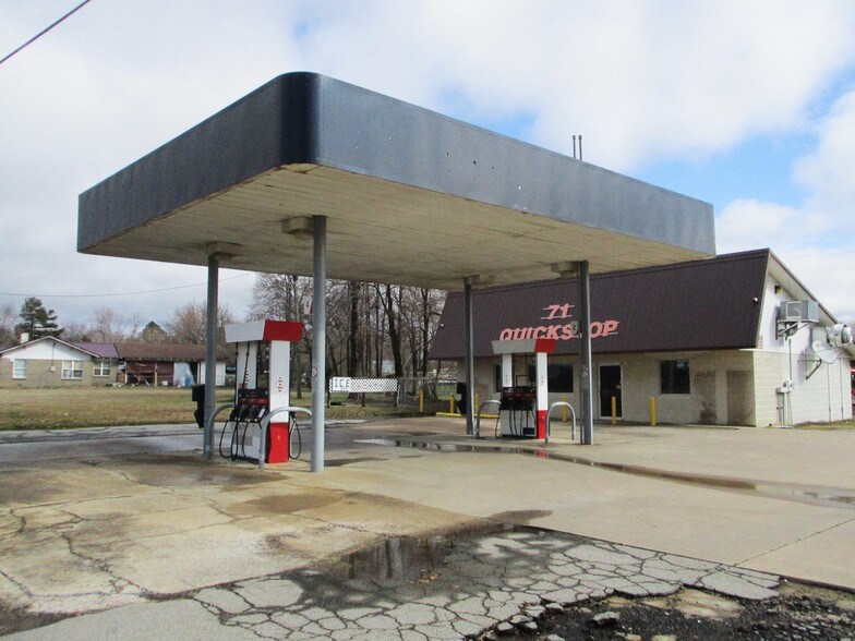 More Photos Of 681 N Main St, Waldron Service Station For Sale