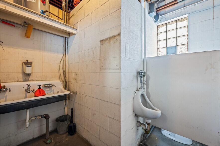 More Photos Of 2028 Washington Ave, Saint Joseph Warehouse For Sale