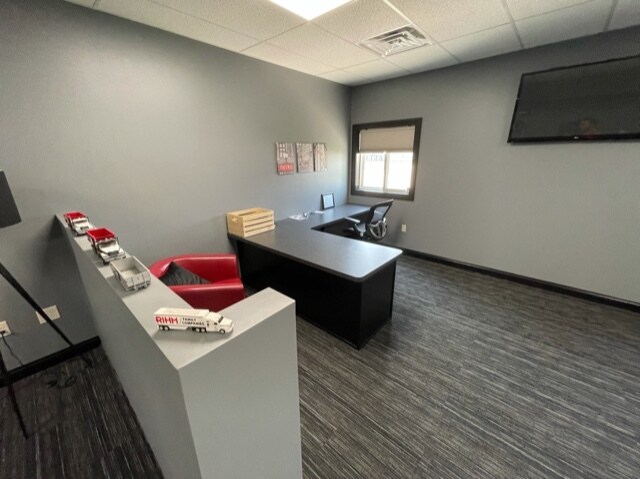 More Photos Of 170 W Circle Dr, Saint Charles Manufacturing For Lease