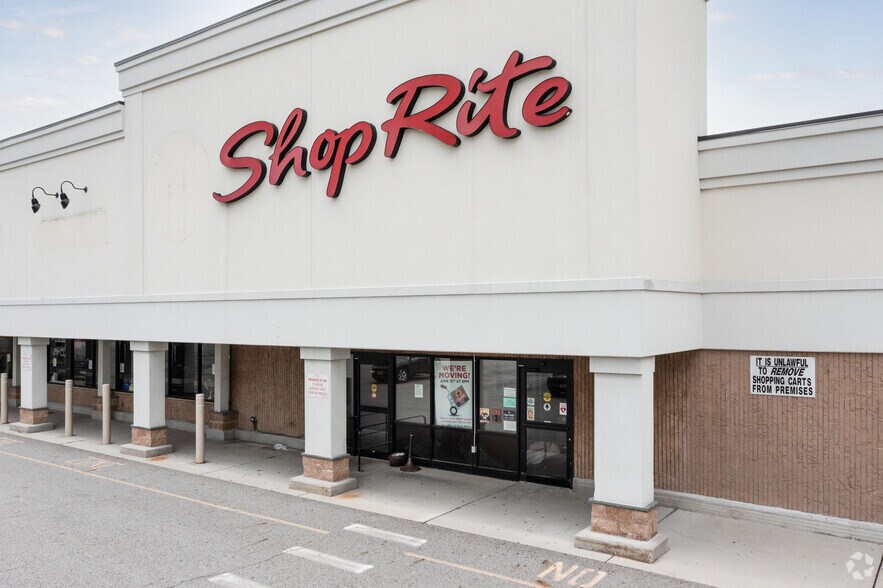 More Photos Of 814 River Rd, New Milford Supermarket For Lease