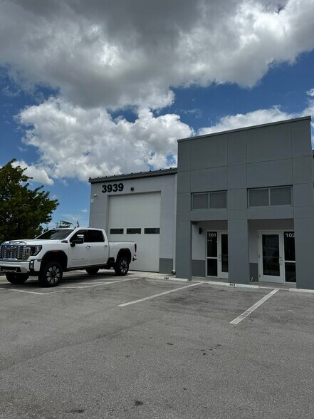 More Photos Of 3939 Tollhouse Dr, Naples Warehouse For Lease