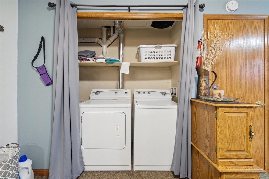 More Photos Of 701 E State St, Saint Johns Office For Sale