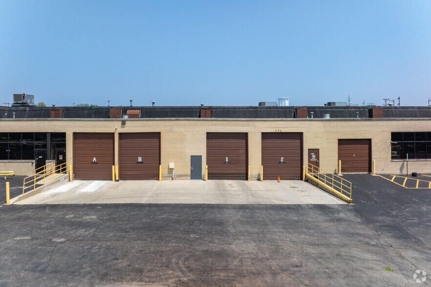 More Photos Of 3600-3690 W Pratt Ave, Lincolnwood Manufacturing For Lease