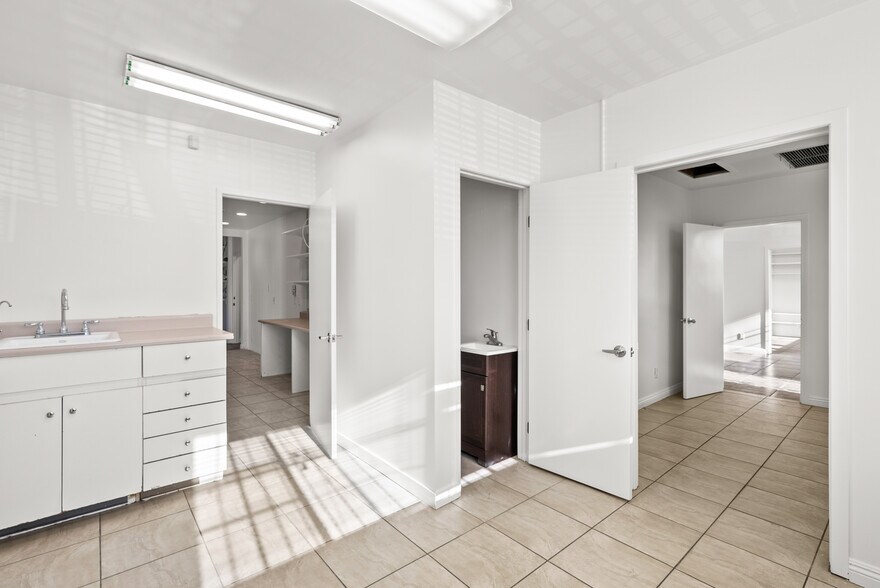 More Photos Of 7225 Fulton Ave, North Hollywood Warehouse For Sale