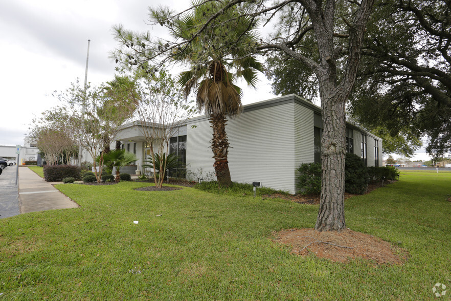 Primary Photo Of 104 Industrial Blvd, Sugar Land Showroom For Lease