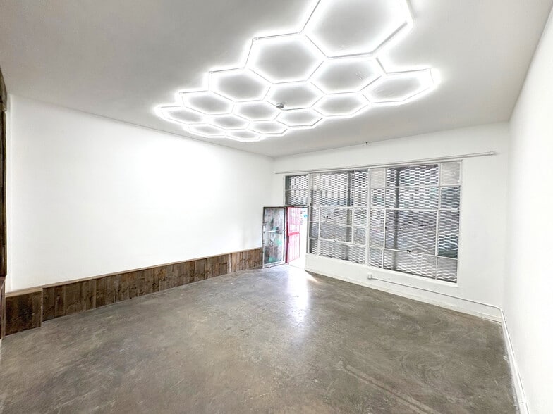 More Photos Of 2315-2319 E 8th St, Los Angeles Warehouse For Lease
