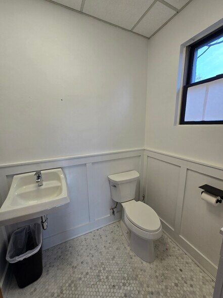 More Photos Of 19 Orchard St, Manhasset Office For Lease