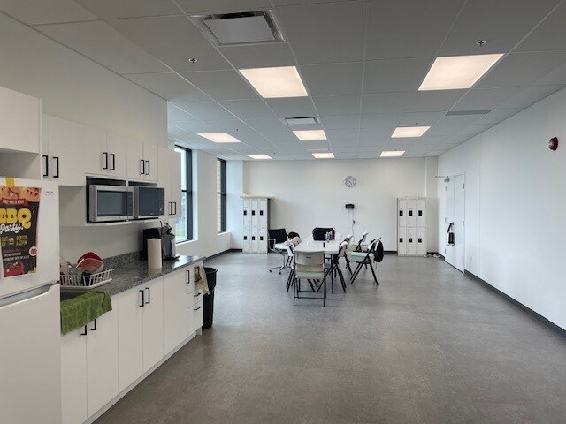 More Photos Of 3300 Av De La Gare, Mascouche Distribution For Lease