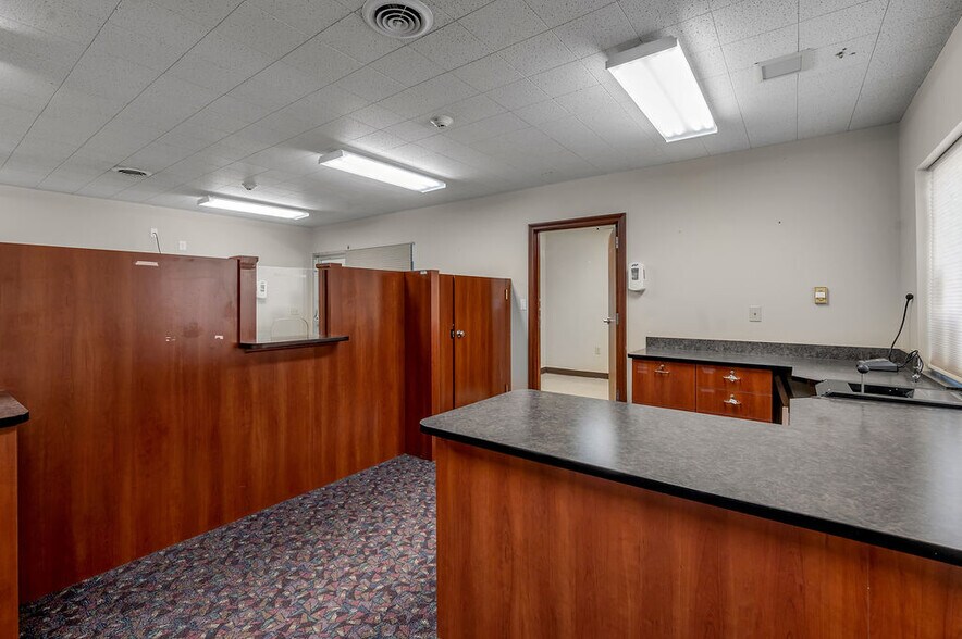 More Photos Of 250 Crossfield Dr, Versailles Light Manufacturing For Lease