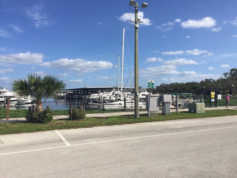 More Photos Of 350 E Seminole Blvd, Sanford Freestanding For Sale