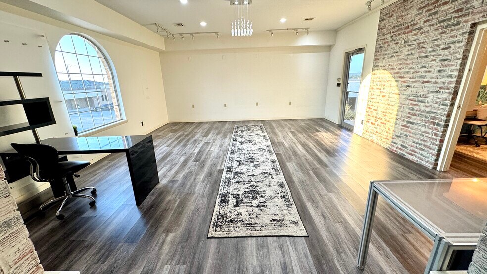 More Photos Of 211 N 5th St, Mcalester Office For Lease