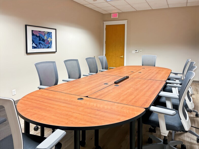 More Photos Of 300 E University Ave, Gainesville Coworking Space