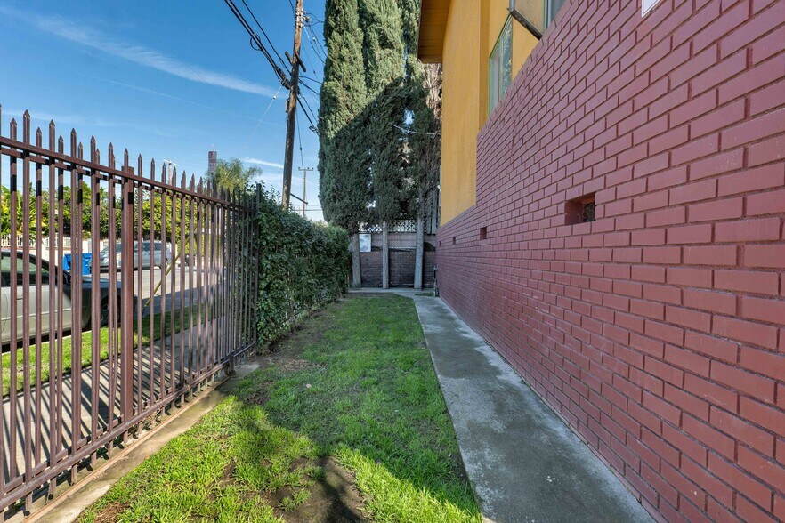 More Photos Of 4052 Chevy Chase Dr, Griffith Apartments For Sale