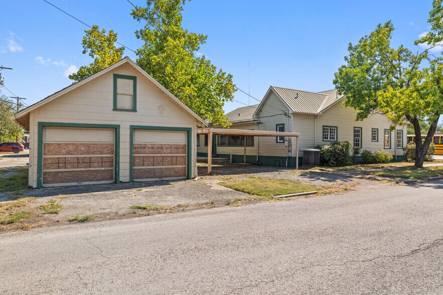 More Photos Of 620 N Main St, Taylor Storefront Retail Office For Sale
