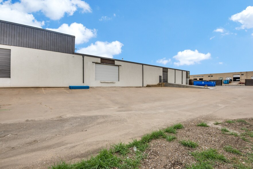 More Photos Of 13840 Denton Dr, Farmers Branch Warehouse For Sale