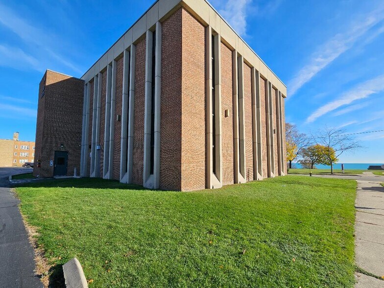 More Photos Of 840 Lake Ave, Racine Office For Sale