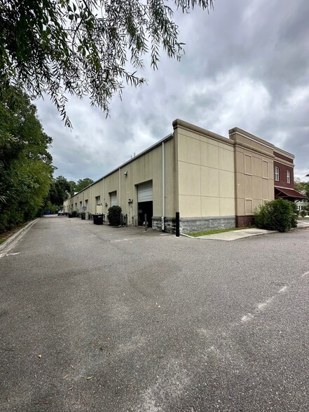 More Photos Of 2612 Larch Ln, Mount Pleasant Flex For Lease