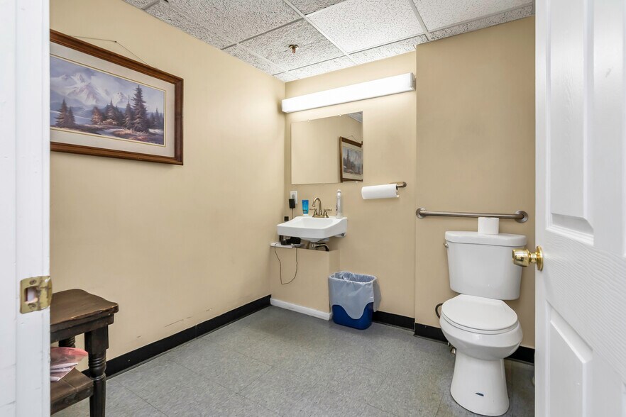 More Photos Of 464 Essex St, Lawrence Office For Lease