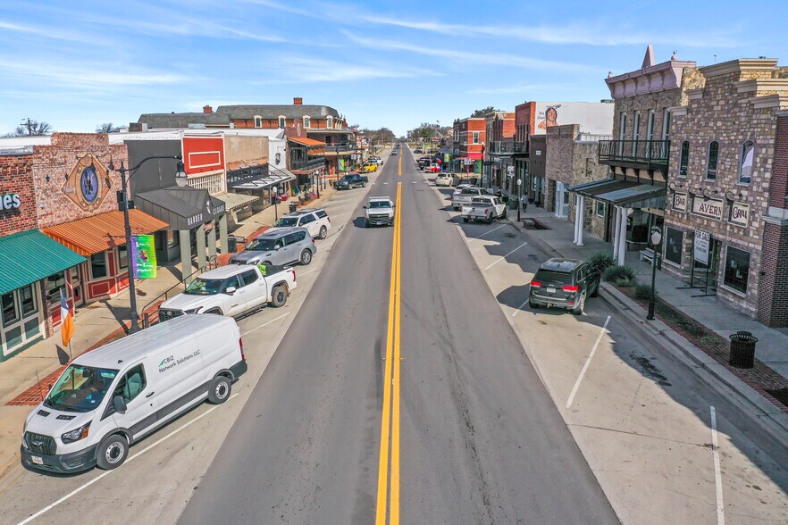More Photos Of 207 Clay St, Nocona Storefront For Lease