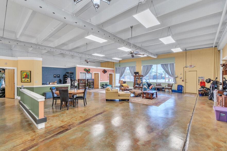 More Photos Of 518 W North 1st St, Seneca Storefront Retail Office For Sale