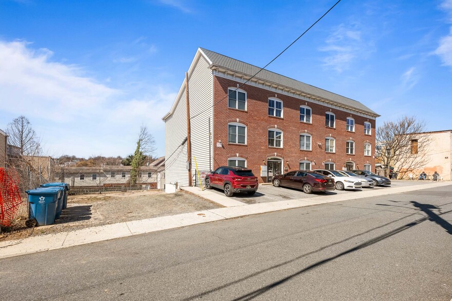 More Photos Of 711 Windsor St, Wilmington Apartments For Sale