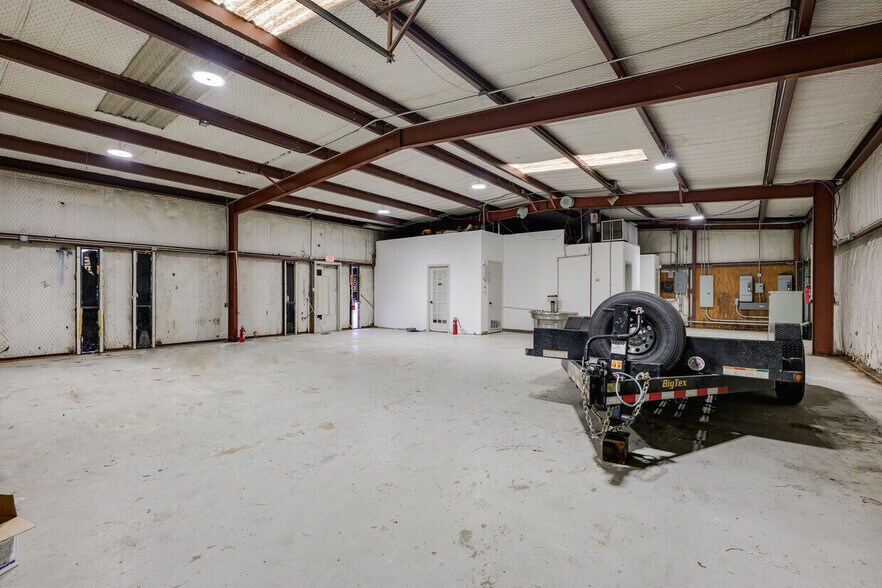 More Photos Of 801 N Walton Walker Hwy, Irving Warehouse For Lease
