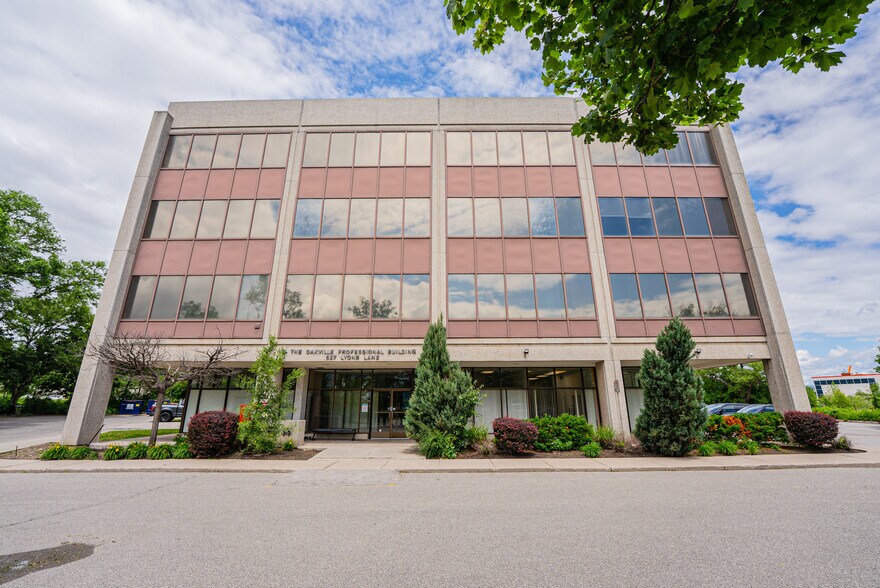More Photos Of 627 Lyons Ln, Oakville Office For Sale