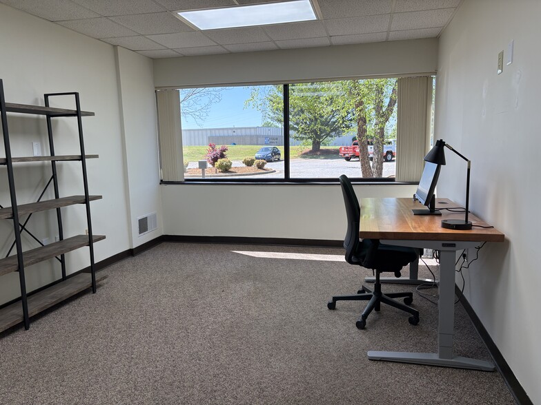 More Photos Of 180 Commerce Ctr, Greenville Flex For Lease