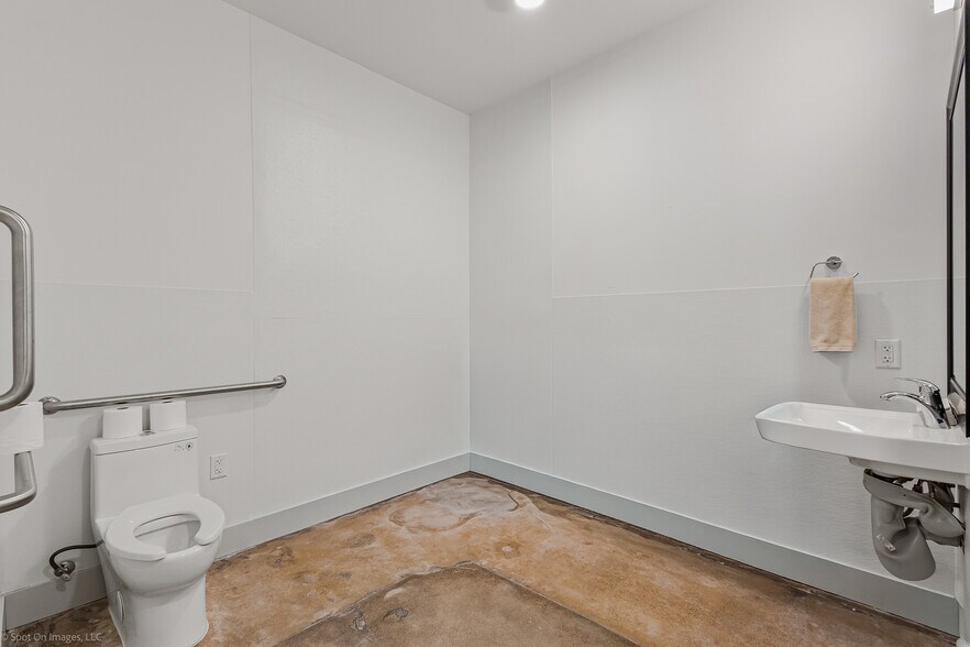 More Photos Of 1380 River Bend Dr, Dallas Office For Sale