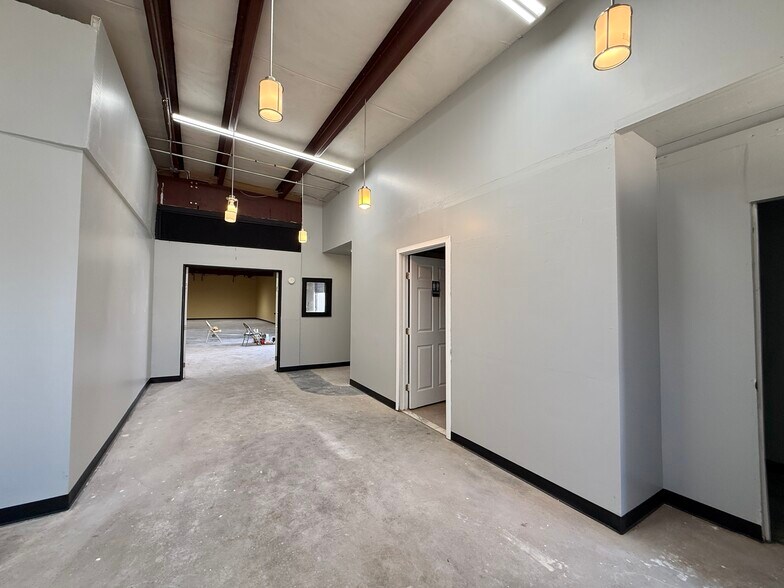 More Photos Of 2013 Blalock Rd, Houston Warehouse For Lease