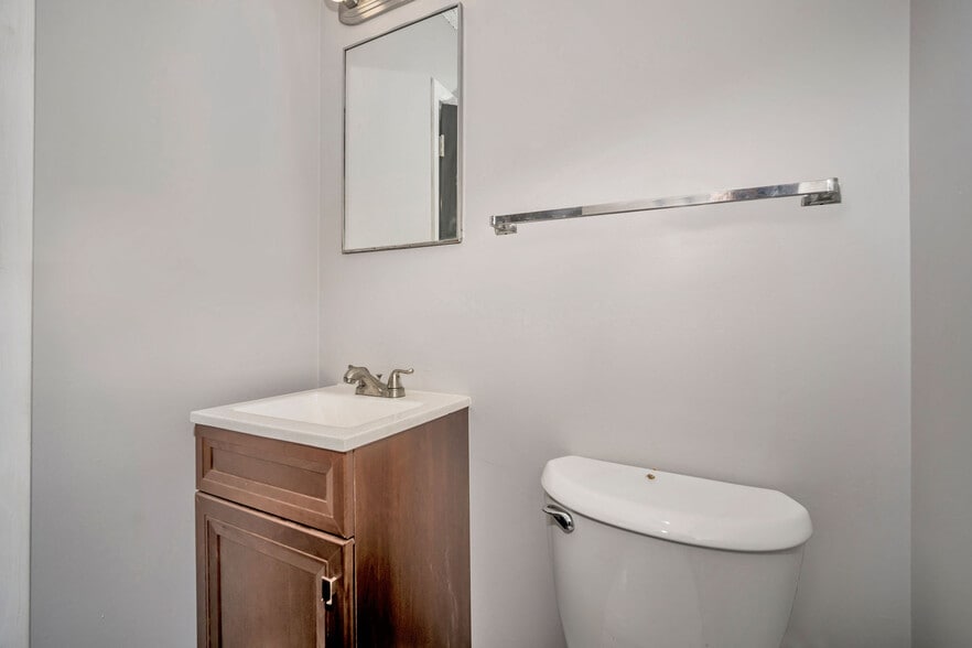 More Photos Of 2198 Losantiville Ave, Cincinnati Storefront Retail Office For Lease