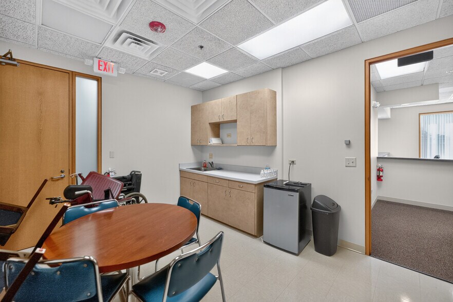 More Photos Of 290 Springfield Dr, Bloomingdale Medical For Lease