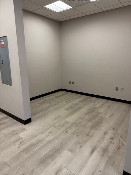 More Photos Of 211 Sioux Point Rd, Dakota Dunes Office For Lease