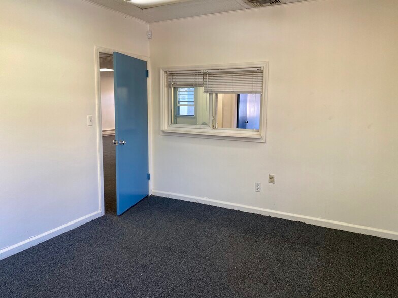 More Photos Of 31 DiCarolis Ct, Hackensack Warehouse For Lease