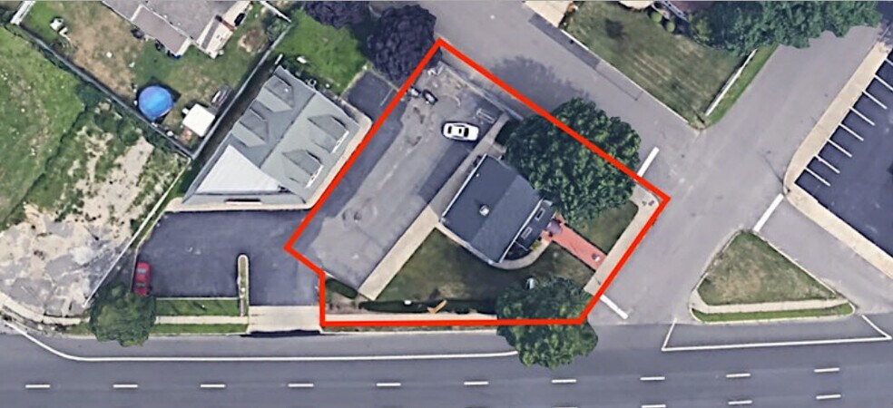 More Photos Of 55 W Sunrise Hwy, Lindenhurst Office Residential For Sale