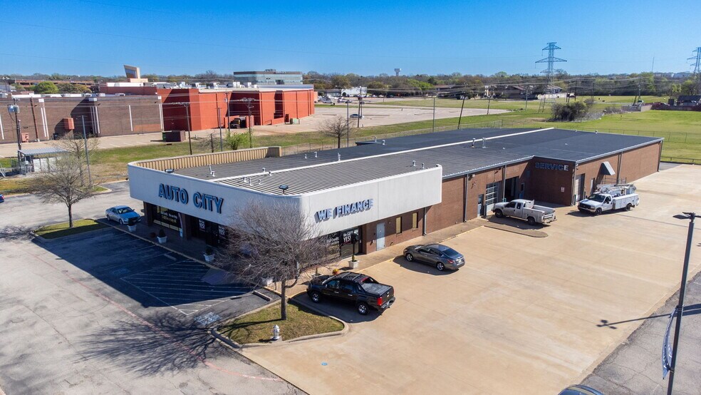 More Photos Of 940 N I-35 E, Lancaster Auto Dealership For Lease