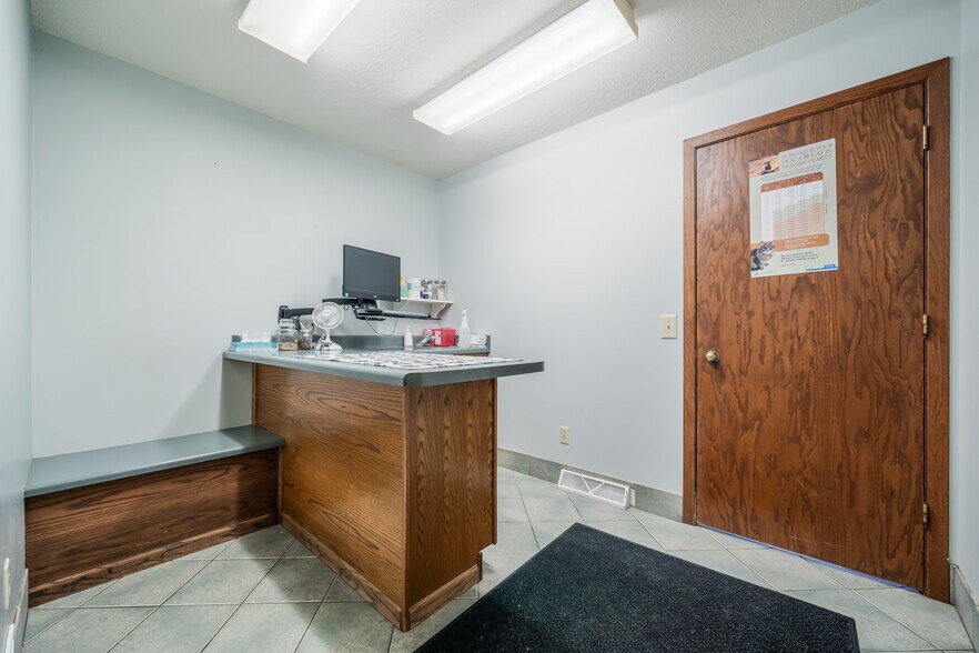 More Photos Of 645 Hawthorne Dr, Omro Veterinarian Kennel For Sale
