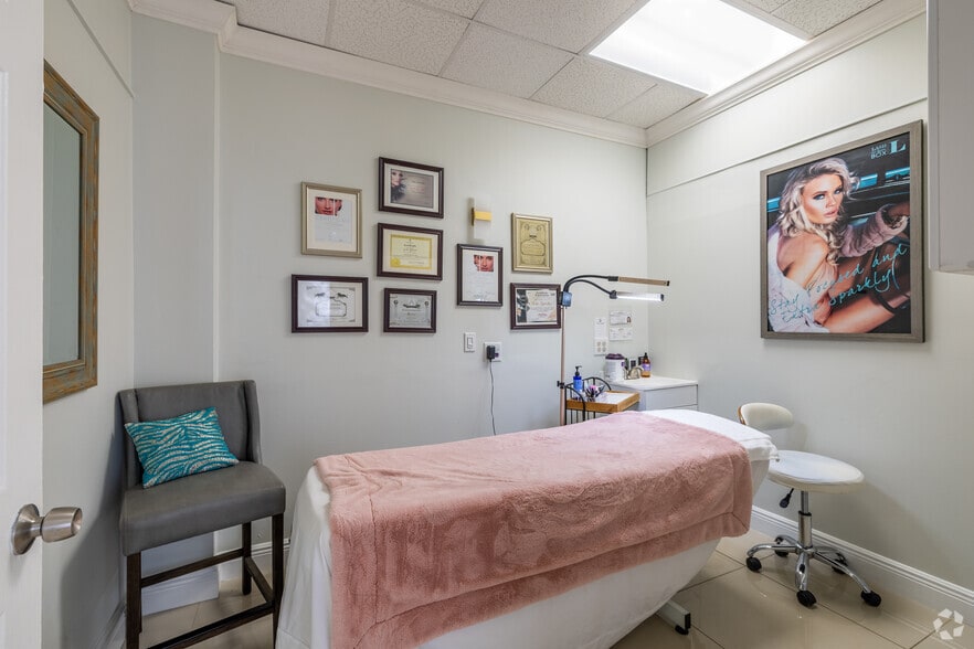 More Photos Of 811 SE 8th Ave, Deerfield Beach Office For Lease