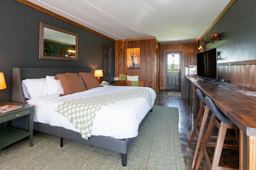 More Photos Of 1793 Holbert Cove Rd, Saluda Hotel For Sale
