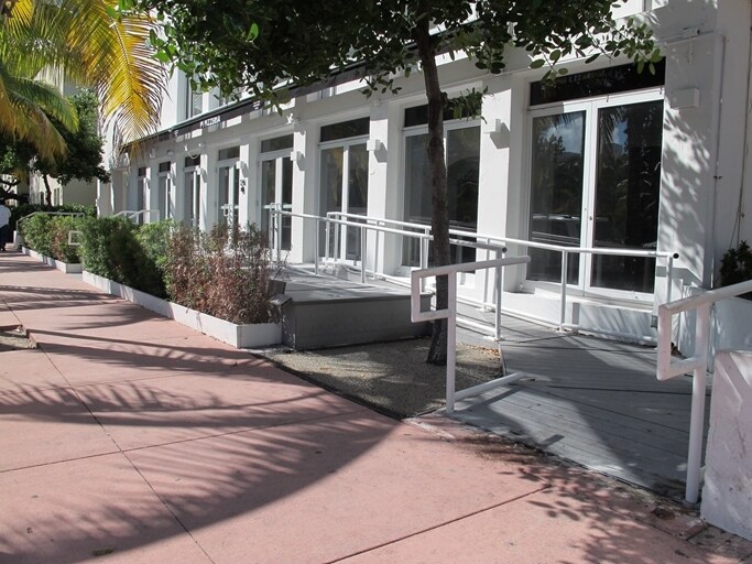 More Photos Of 124-136 Collins Ave, Miami Beach Bar For Lease