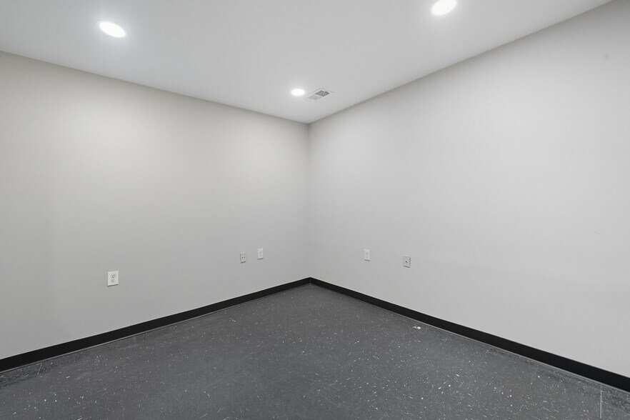 More Photos Of 2025 Marshall Huff Rd, Dallas Warehouse For Sale