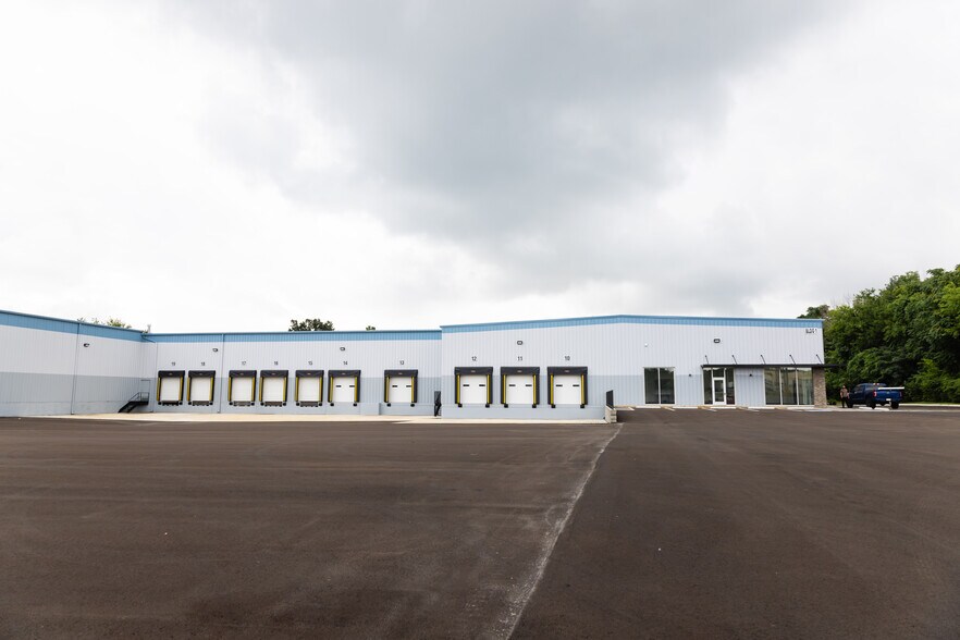 More Photos Of 802 Swan Dr, Smyrna Warehouse For Lease