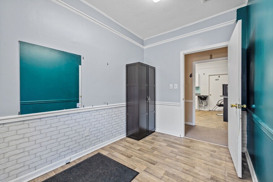 More Photos Of 411 Western Blvd, Jacksonville Medical For Sale