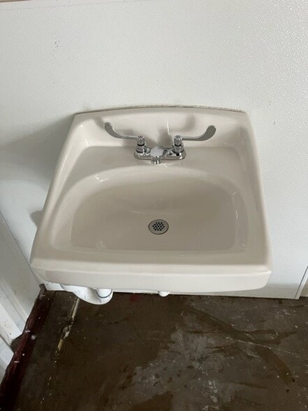 More Photos Of 1706 Dungan Ln, Austin Unknown For Lease