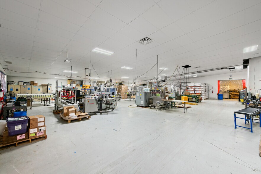 More Photos Of 97 S Red Willow Rd, Evanston Manufacturing For Sale