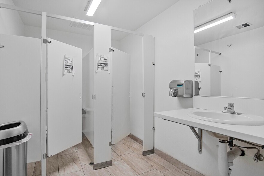 More Photos Of 6747 Odessa Ave, Van Nuys Office For Lease