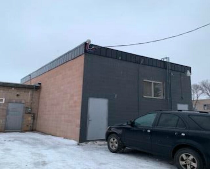 More Photos Of 406 13 St N, Lethbridge Storefront For Lease